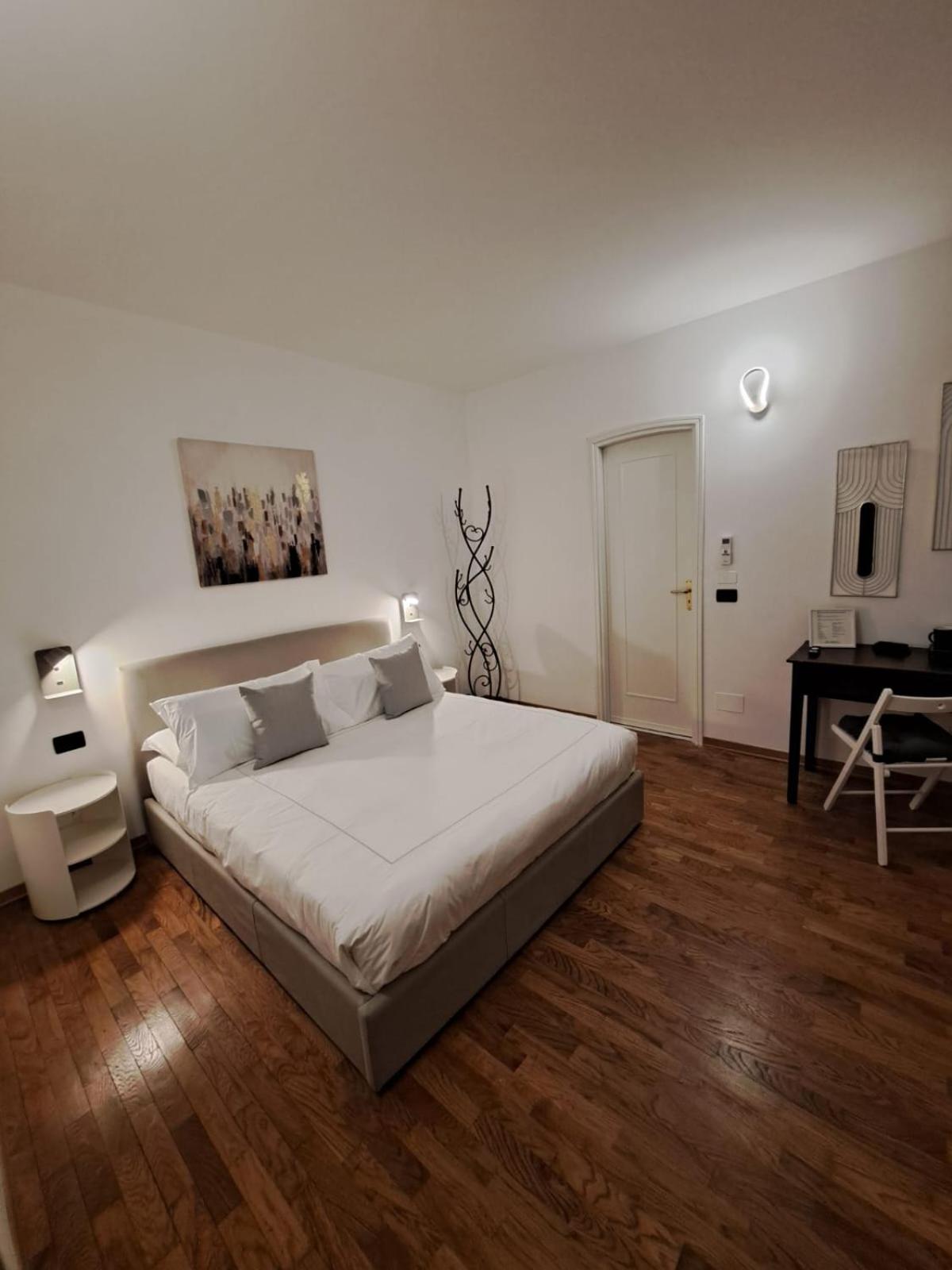 Palazzo Cusani Charming Rooms แวร์เชลลี ภายนอก รูปภาพ